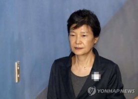 박근혜, 기결수 전환 첫날 '건강 악화' 이유로 형집행정지 신청…검찰 "조만간 결정"