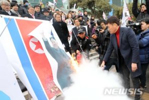 화형식 당하는 김정은과 인공기