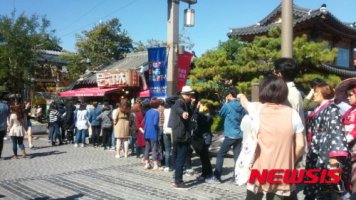 전주한옥마을에서 먹는 문어꼬치, 지역맛집 넘어 ‘전국구 스타’