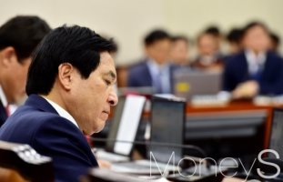 심재철 신임 원내대표 "오늘 당장 선거법 등 협상 들어갈 것"(속보)