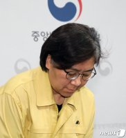 브리핑 앞서 인사하는 정은경 질병관리본부장