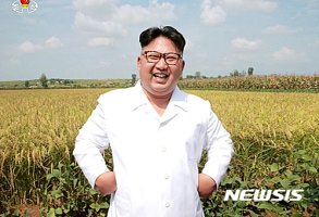 明るく笑うキム・ジョンウン