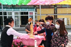 [포토뉴스] 불기2564년 부처님 오신날 아기부처 목욕시켜요