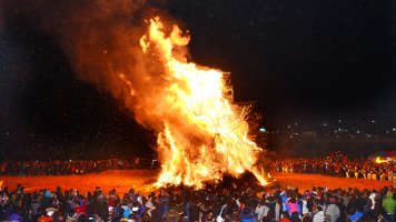 정월대보름 민속축제 보름달 세시풍속 : 오곡밥 부럼깨기 달집태우기 쥐불놀이