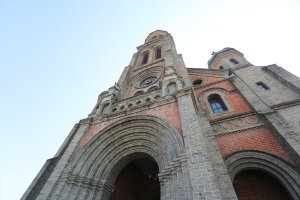 반가운 시선, 느린 걸음으로 서너 바퀴는 돌아봐야 성이 풀리는 전주 전동성당