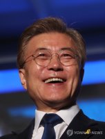 활짝 웃는 문재인 대통령 당선인