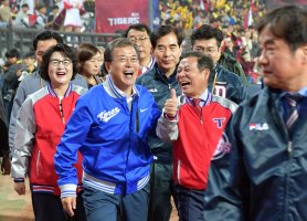ぱっと笑うムン・ゼイン大統領とユンザングヒョン光州市場