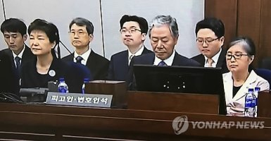 '592억 뇌물' 박근혜 前대통령 재판 시작…최순실과 법정대면(종합)