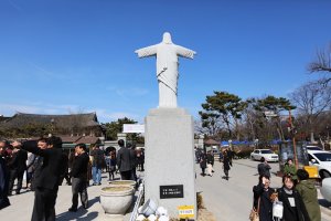 반가운 시선, 느린 걸음으로 서너 바퀴는 돌아봐야 성이 풀리는 전주 전동성당