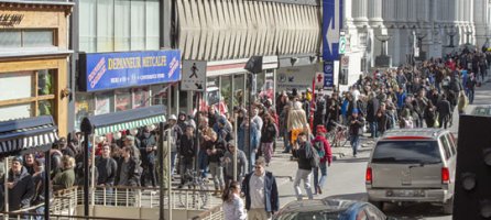 캐나다, 마리화나 전면 합법화.. 상점 문 열자마자 수백명 몰려