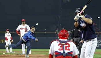 한국시리즈 시구 문 대통령, 지지율 3%p↑ 73%