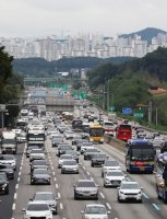 추석연휴 전날 고속도로 교통상황, 전국서 본격 정체..서울→부산 5시간