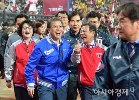 プロ野球韓国シリーズでぱっと笑うムン・ゼイン大統領とユンザングヒョン光州市場