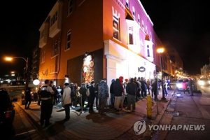 캐나다 마리화나 합법화 첫날 구매자들 환호성…"국가적 실험"