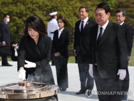 취임식 김건희 여사 옷 ,확인 되지 않은 쇼핑몰 링크까지 돌아