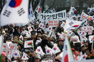 ‘태극기 시위’ 맨 앞에 선 청년들 “정치권, 언론의 마녀사냥에 염증”