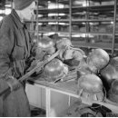 1946년 2차 세계 대전 후 독일의 철모 재활용 이미지