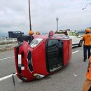 부산 구포대교 상판서 승용차 전복…여성 운전자 구조 이미지