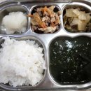 2023년4월18일화요일-백미밥 맑은미역국 돼지갈비구이 무쌈 배추김치 이미지
