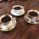 핸드드립 커피와 라떼아트 이미지