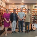 우쿨렐레 악기 연주 이미지