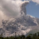 인도네시아 므라피 화산 또 폭발...화산재 3km 높이까지 솟구쳤다 이미지