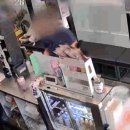 움짤) "기분 나쁘네"…카페 사장에게 음료 던진 '진상 손님' 이미지