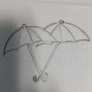 우산 두 개 쓴 남자 이미지
