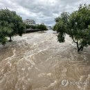 ﻿[날씨] 전국 장맛비, 수도권 &#39;호우특보&#39;…시간당 30~60㎜ 폭우 Downpours batter southern regions; r 이미지