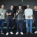 razer 행사에서 페이커와 사진 찍은 아재들 이미지