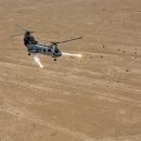 Flare를 발사하며 위험지역 상공을 비행하는 미해병대 CH-46 Sea Knight 이미지