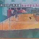 중국 칭다오 맥주공장 근로자가 원료창고에서 오줌 쌈 이미지