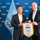 정몽규 회장, 파리서 인판티노 FIFA 회장과 만나…자서전도 선물 이미지