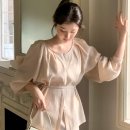 BS소프트 | [아뜨랑스 bs8592] 봄 하객룩·출근룩 완성하는 벌룬 소매 셔링 벨트 블라우스 — 디자인 구조 완전 분석