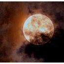 구름속 보름달 이미지