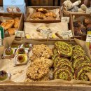 여의도고등학교 입구 | [여의도]더현대 빵지순례 하고 왔어요▶ 테디뵈르하우스,고디바,런던베이글