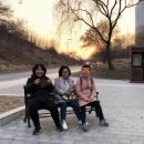 해질녘 동갑내기들의 파안대소 이미지