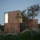 [칠레주택] 목재 사이딩을 이용한 내외부 버티컬 사이딩 주택. 칠레와인이 생각나는 주택 이미지