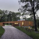 Bridge House by Joeb Moore &amp; Partners straddles a site on the edge of a valley 이미지