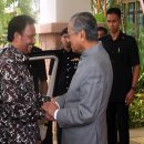 Sultan Hassanal Bolkiah of Brunei visits Dr Mahathir 이미지