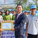 국제위러브유 장길자 회장님, 캄보디아 학생 500명에게 학용품 전달 이미지