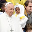17/11/22 Praise for pope's move to meet Rohingya refugees - The pontiff is taking bold steps during his trip that make it his most overtly political 이미지