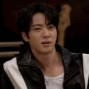 하이브월드와이드 | "BTS 진, 표정관리 실패한 건 처음"...크레딧 홀로 빠지자 갑론을박 이어져