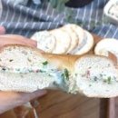 베이글 맛있게 먹는법 베이컨 쪽파 크림치즈 베이글 샌드위치 만들기 이미지