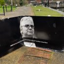 [영국 BBC 등] 구디슨 파크 외벽에 걸린 켄라이트 사진, 훼손된 채 리즈 & 리버풀 운하에서 발견 이미지