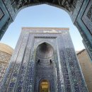 폴리크롬 | 샤히진다 (Shah-i-Zinda) : ‘살아 있는 왕’의 길, 사마르칸트에서 가장 신성하고 아름다운 장소