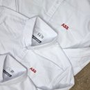 (주)반듯코리아 | 회사 단체복 제작 | 기업 유니폼 셔츠, 자수 하나로 달라지는 완성도[ABB코리아 사례]
