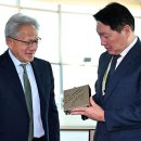 Nvidia CEO expresses 'tremendous confidence' in Korea 젠슨황, 한국반도체에 "엄청난신뢰"표명 이미지
