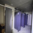 (주)환경개발 노동조합 | 인천(인천시) 큐비클 시공 후기: 아이보리 &amp; 진회색 하이그로시 조합 (550mm 문폭 맞춤 설계)