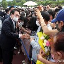 ◈경찰학교 졸업식 尹-김건희 여사, 흉장 달아주고 '엄지척' 격려 이미지